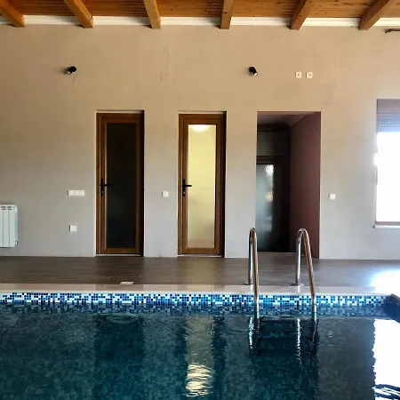 With Swimming Pool - Zboriste 게스트하우스