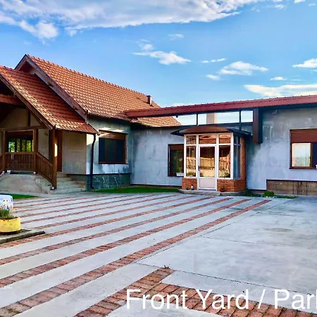With Swimming Pool - Zboriste Brod